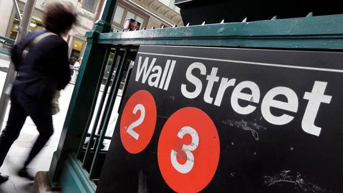 Wall Street Reacts to Signals of US Economic Slowdown